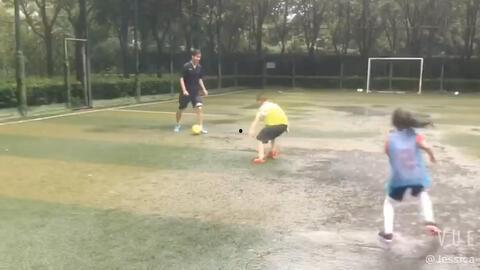 小孩踢足球视频,足球场上的快乐时光